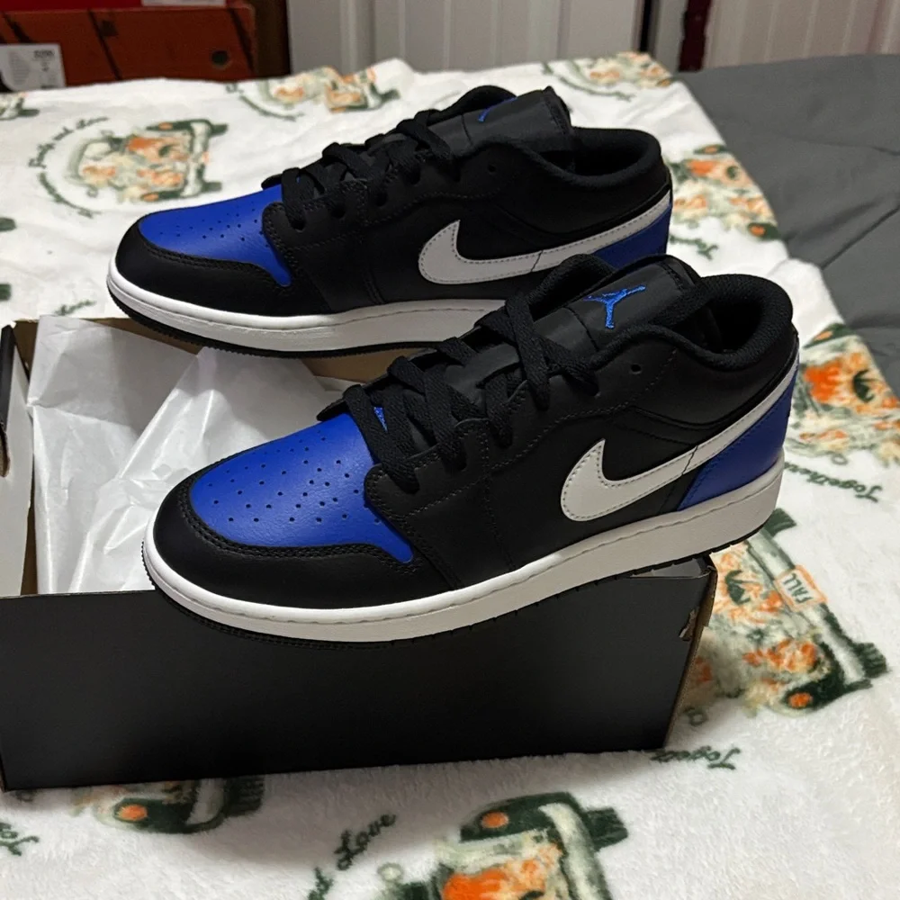 Jordan Men's Black and Royal Blue Sneakers